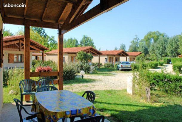 Готель Camping Les Lacs De Courtes Estang Екстер'єр фото