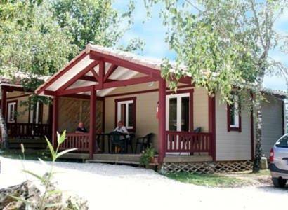 Готель Camping Les Lacs De Courtes Estang Екстер'єр фото