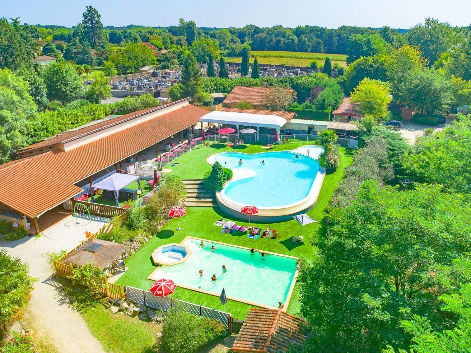 Готель Camping Les Lacs De Courtes Estang Екстер'єр фото